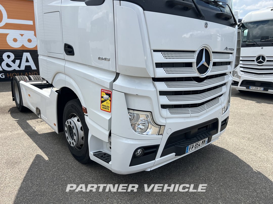frontLeft : Mercedes Actros 1845 Cap tractor