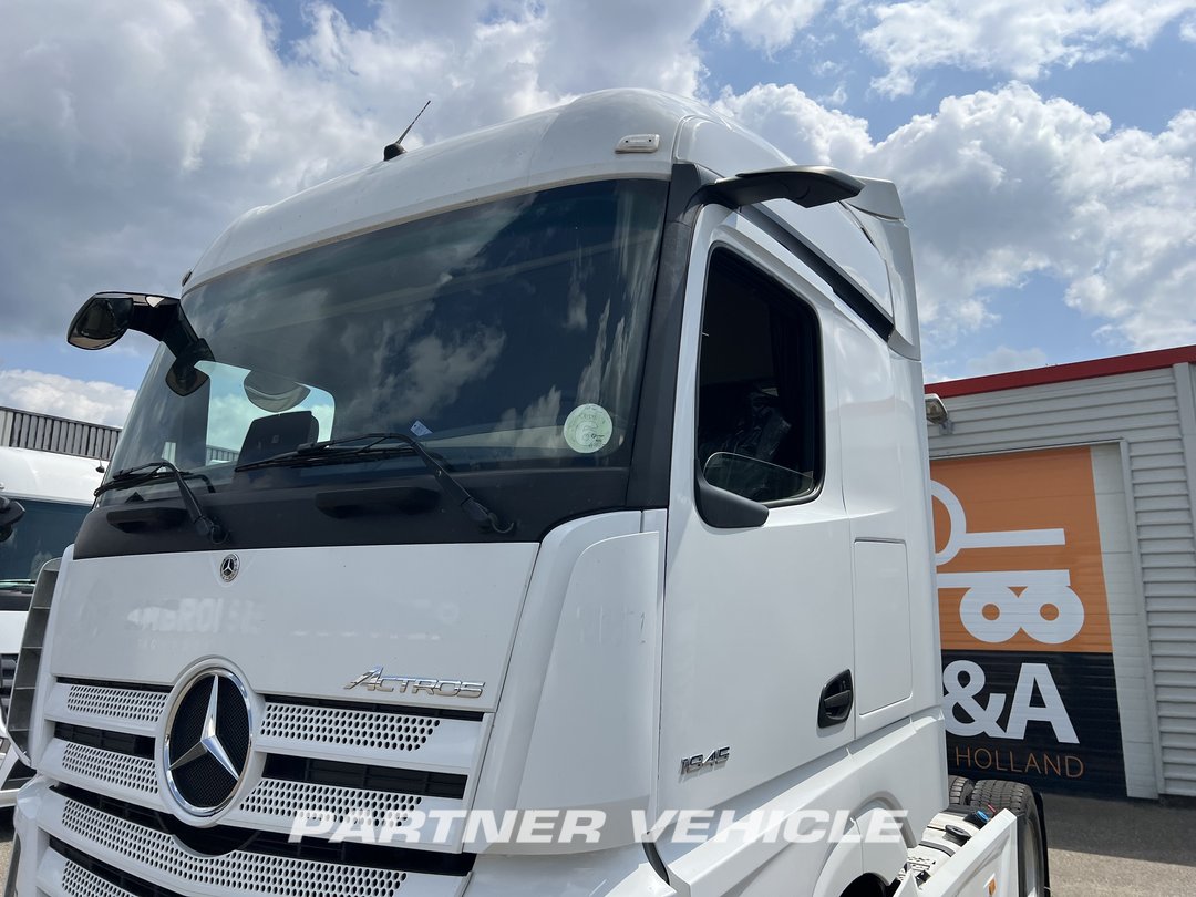 frontLeft : Mercedes Actros 1845 Cap tractor