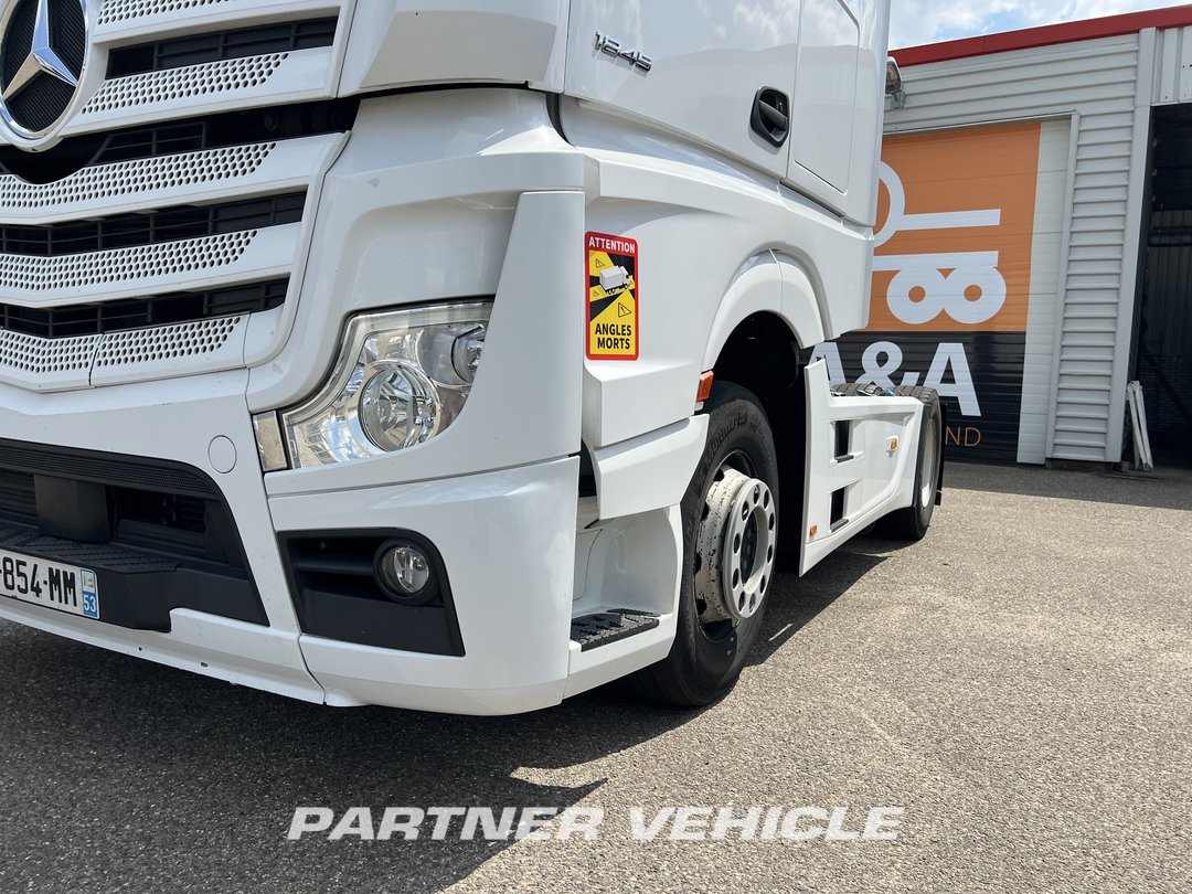 frontLeft : Mercedes Actros 1845 Cap tractor