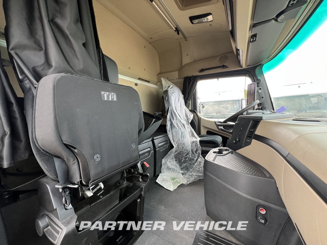 frontLeft : Mercedes Actros 1845 Cap tractor