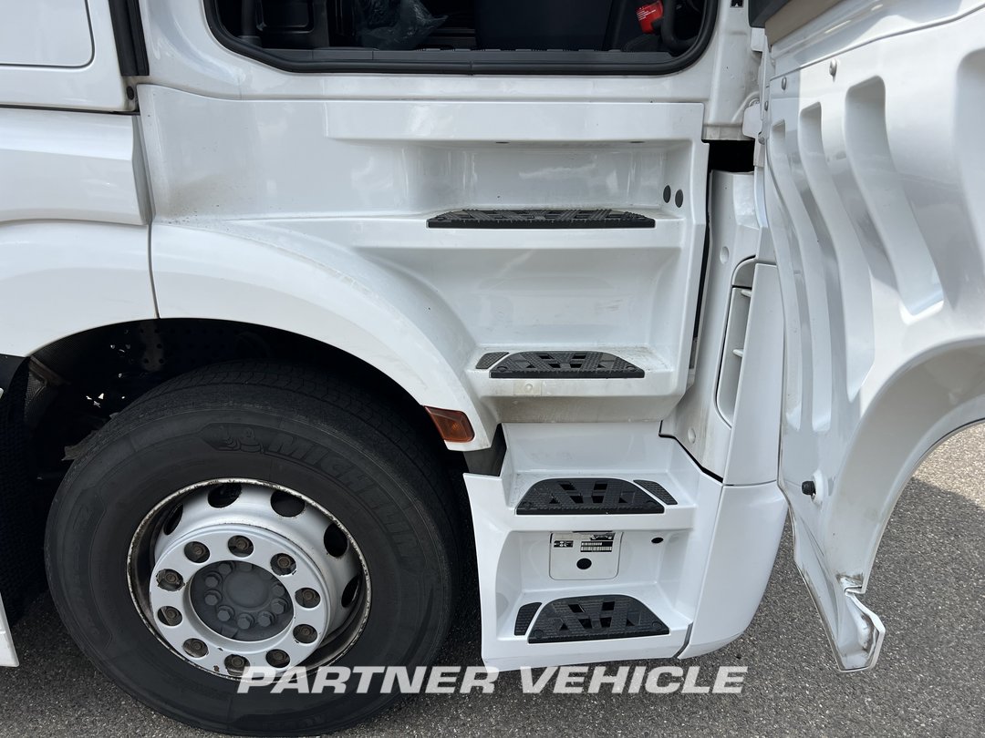 frontLeft : Mercedes Actros 1845 Cap tractor