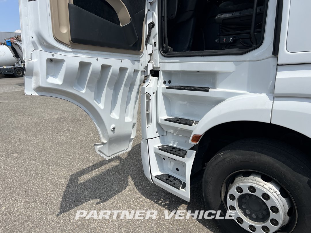 frontLeft : Mercedes Actros 1845 Cap tractor