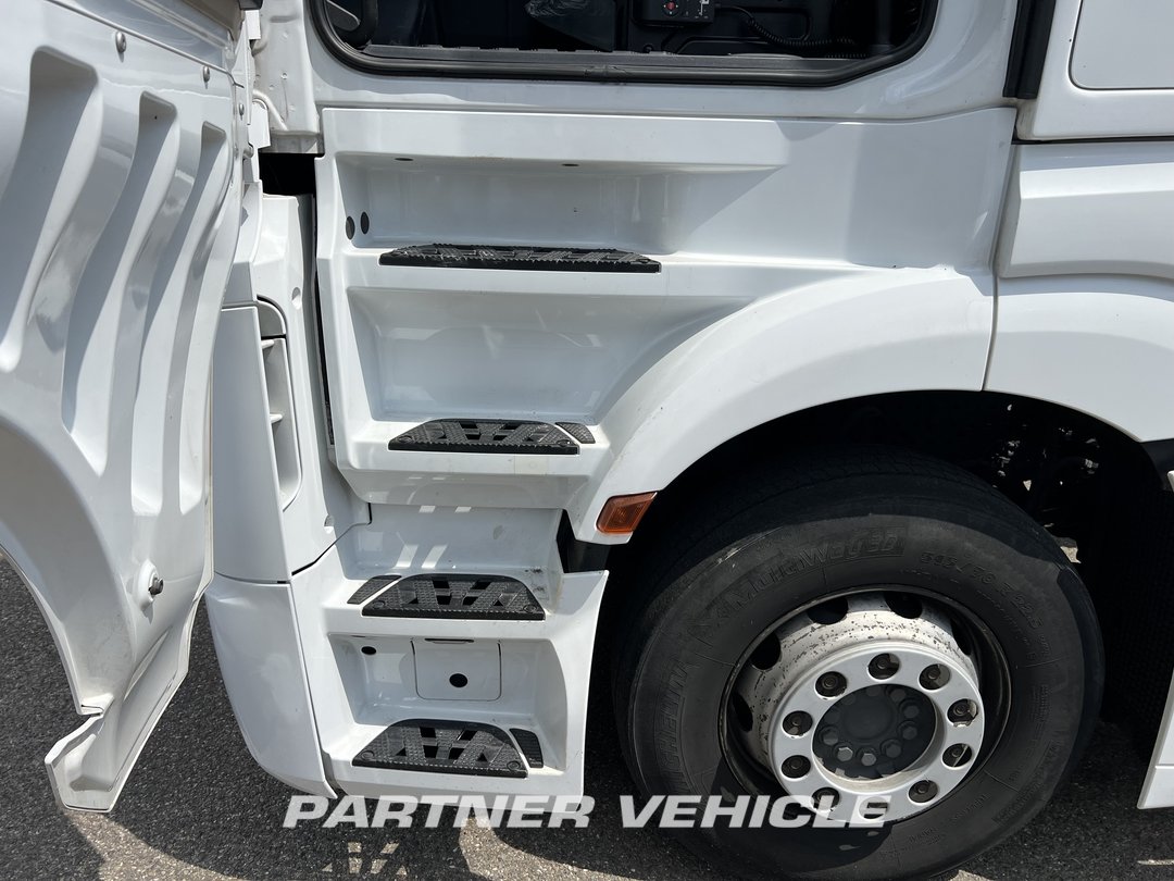 frontLeft : Mercedes Actros 1845 Cap tractor