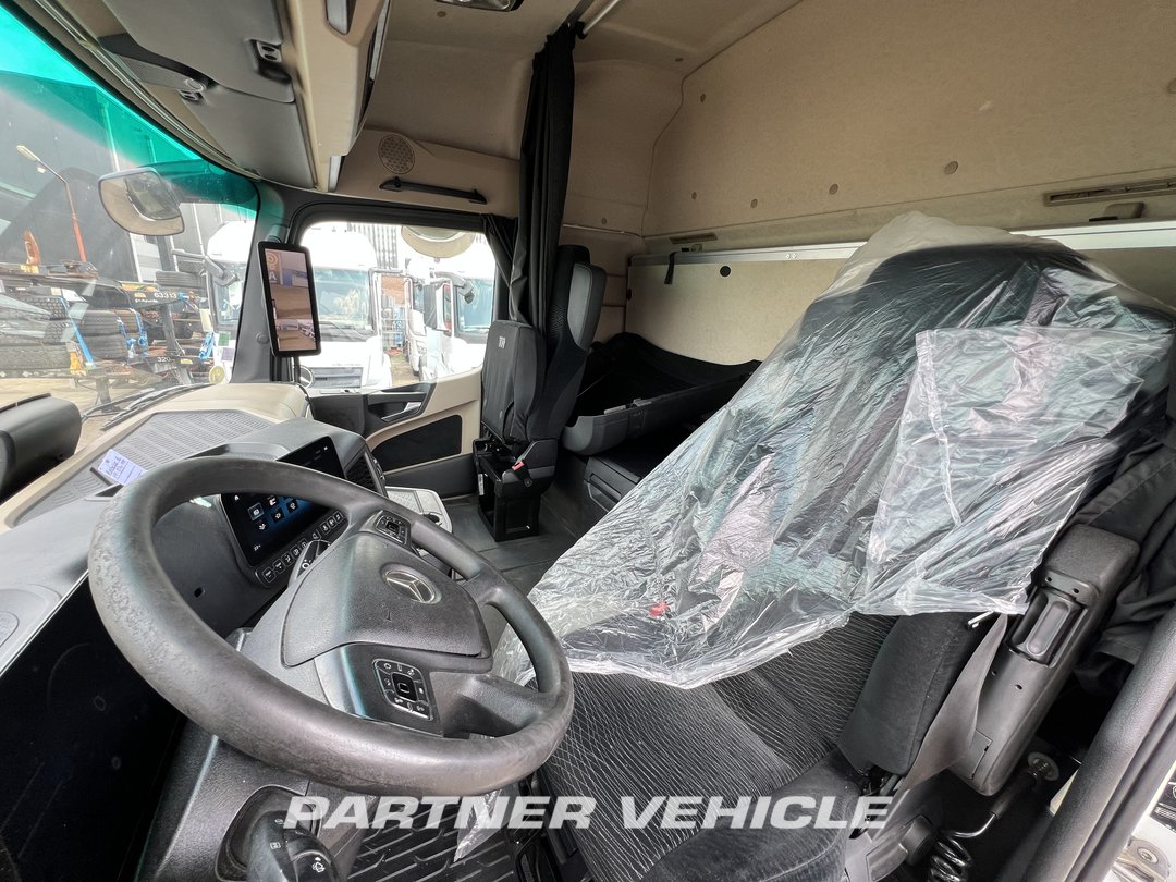 frontLeft : Mercedes Actros 1845 Cap tractor