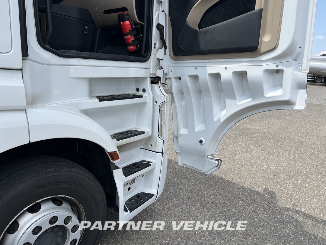 frontLeft : Mercedes Actros 1845 Cap tractor