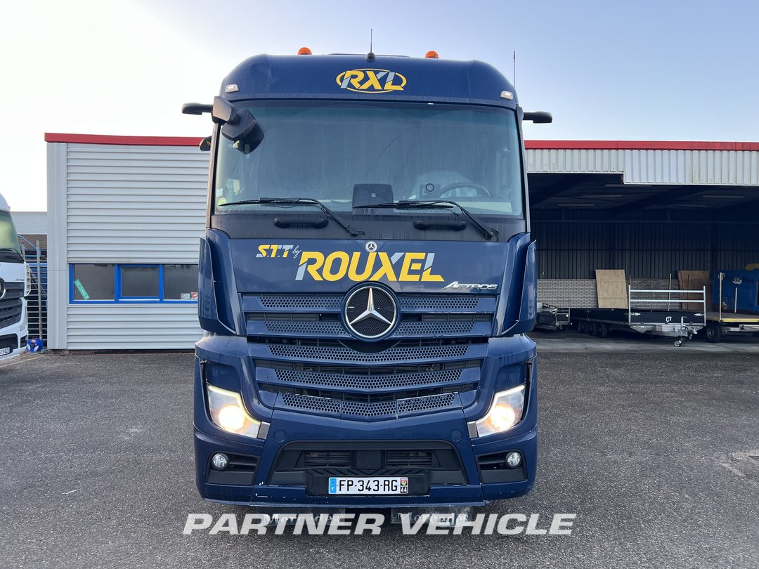 frontLeft : Mercedes Actros 1848 Cap tractor