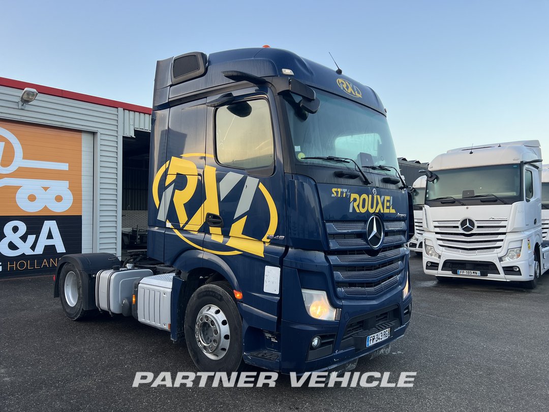 frontLeft : Mercedes Actros 1848 Cap tractor
