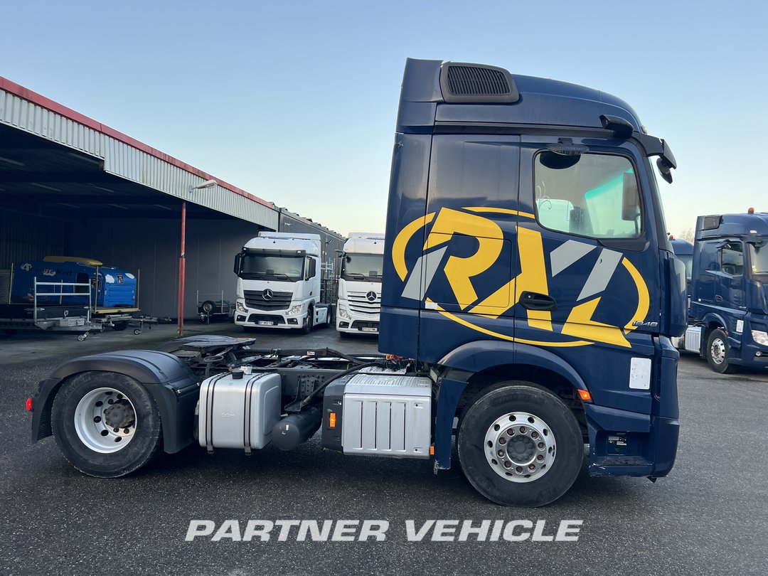 frontLeft : Mercedes Actros 1848 Cap tractor