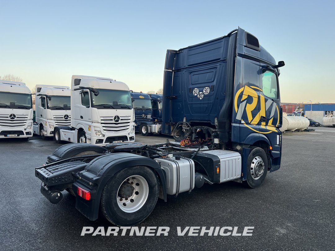 frontLeft : Mercedes Actros 1848 Cap tractor