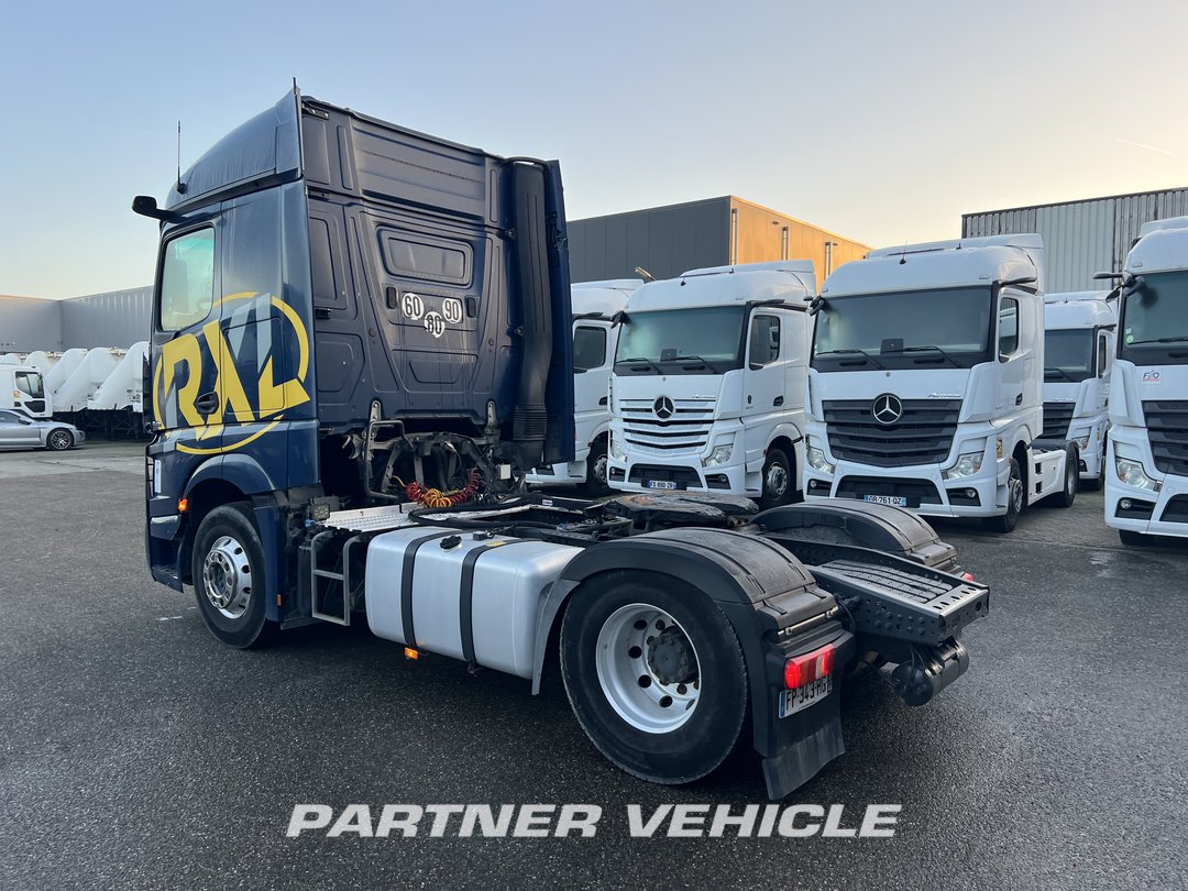 frontLeft : Mercedes Actros 1848 Cap tractor