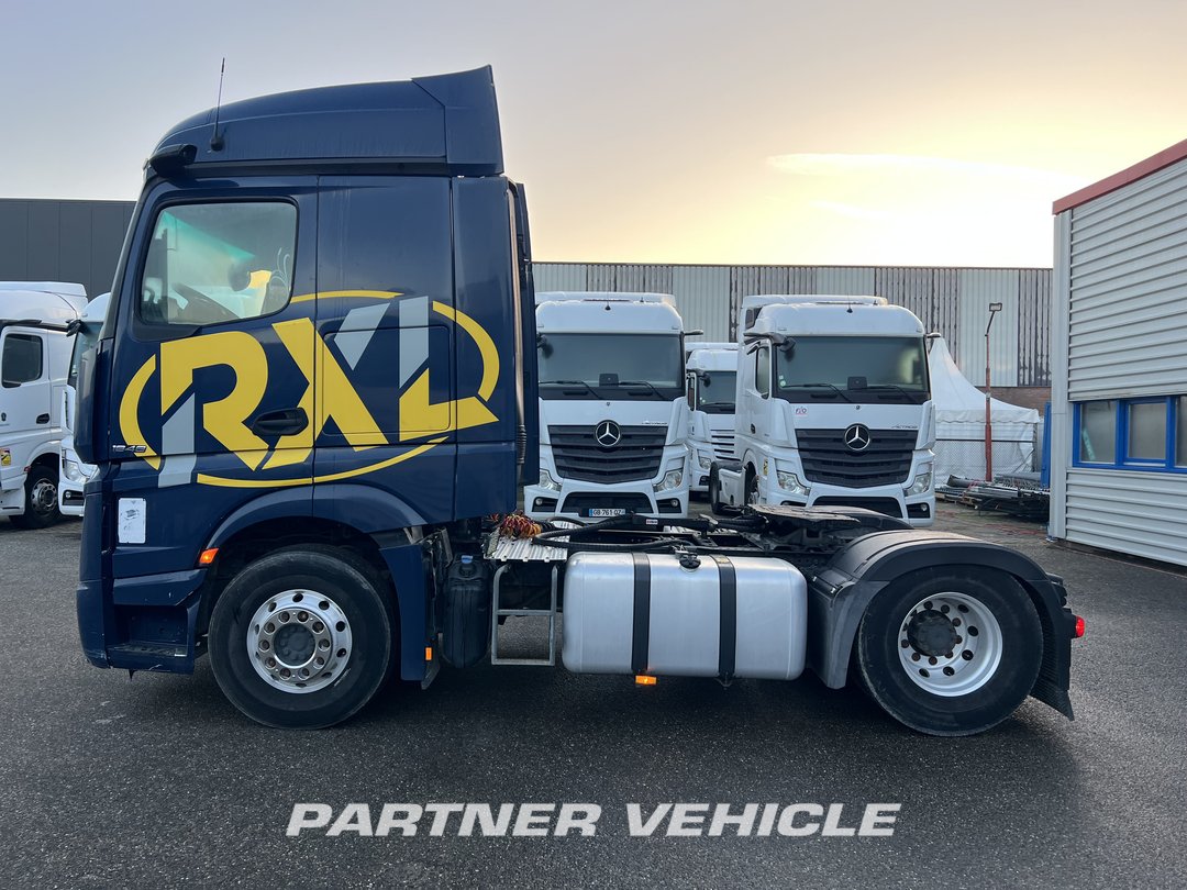 frontLeft : Mercedes Actros 1848 Cap tractor