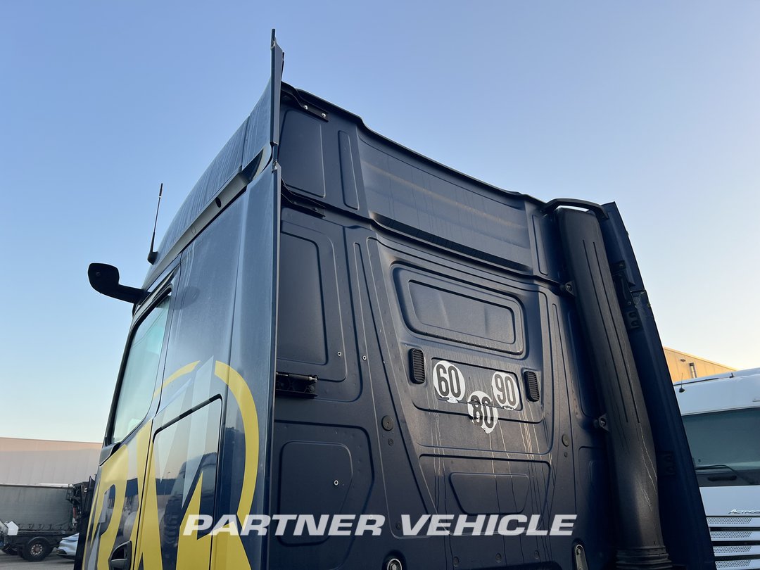 frontLeft : Mercedes Actros 1848 Cap tractor