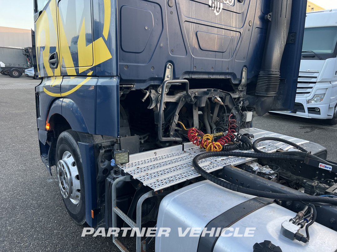 frontLeft : Mercedes Actros 1848 Cap tractor