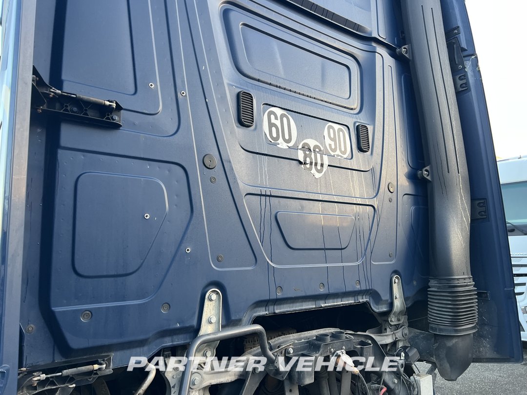 frontLeft : Mercedes Actros 1848 Cap tractor