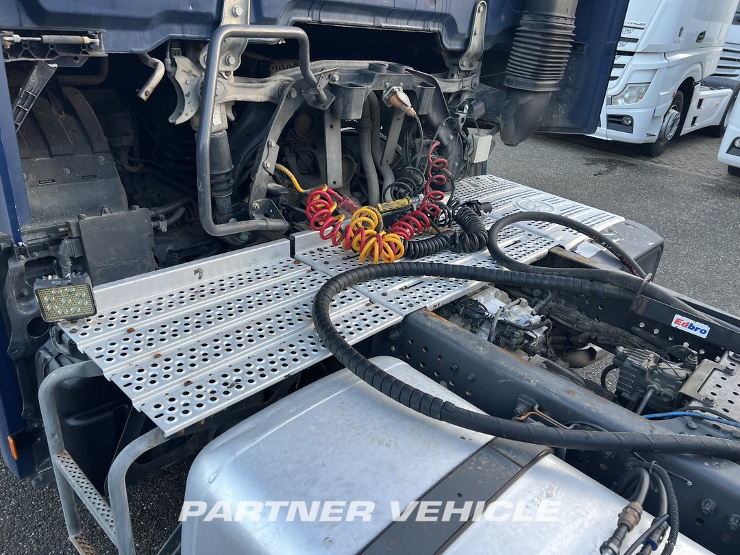 frontLeft : Mercedes Actros 1848 Cap tractor