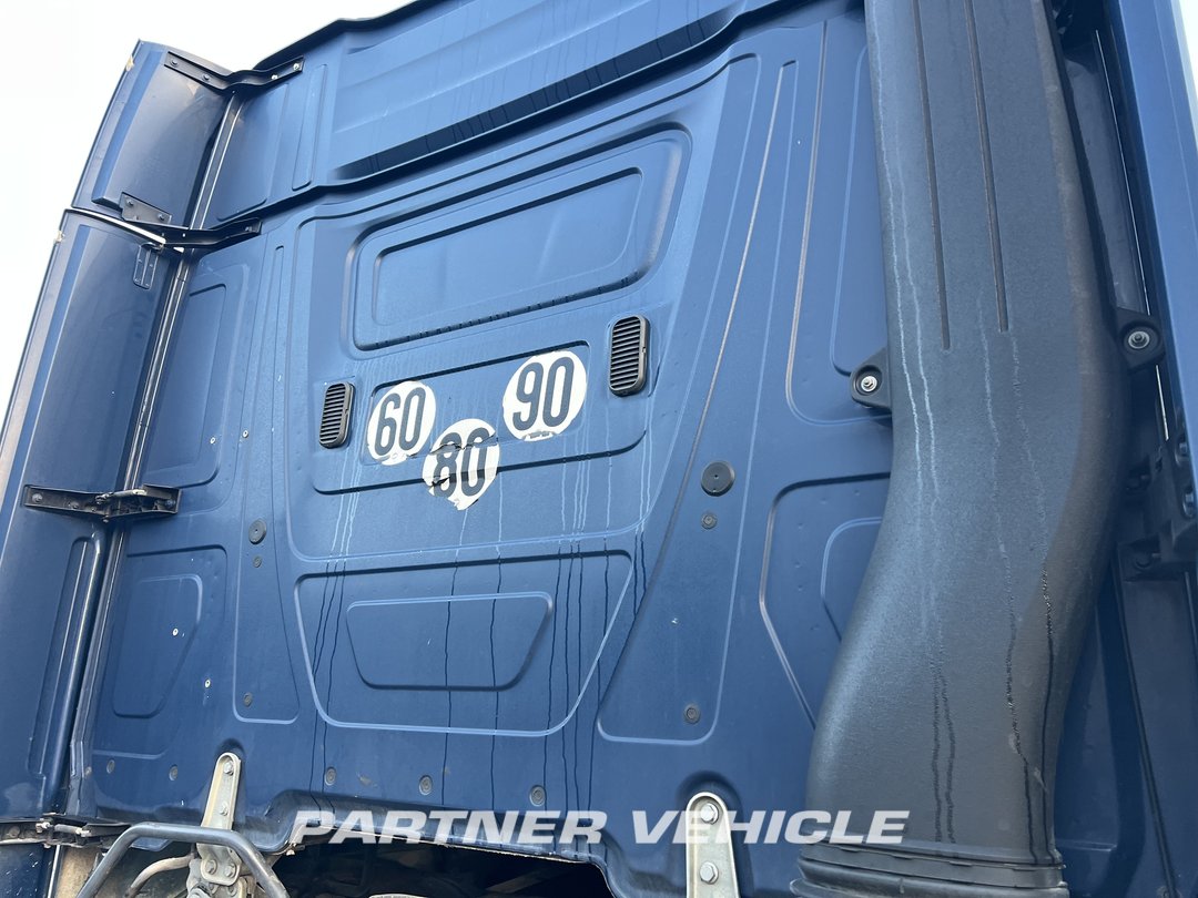 frontLeft : Mercedes Actros 1848 Cap tractor