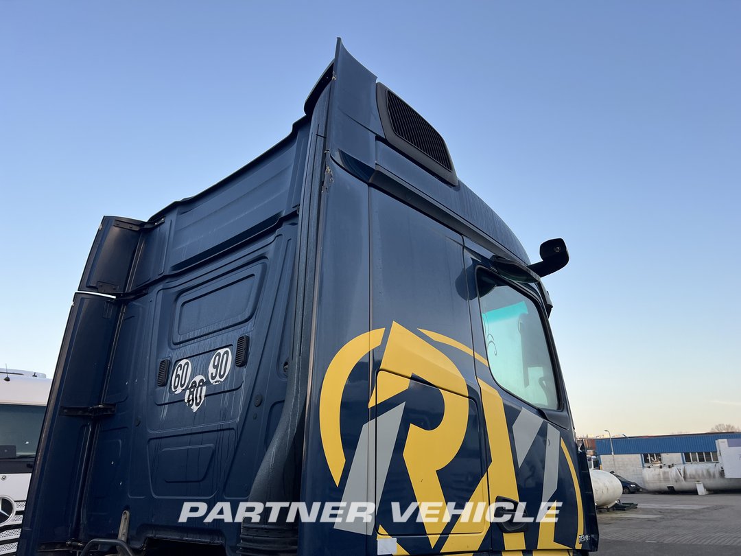 frontLeft : Mercedes Actros 1848 Cap tractor
