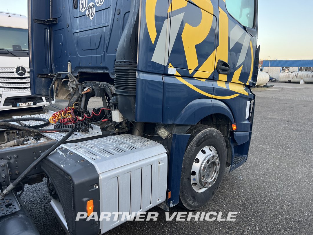 frontLeft : Mercedes Actros 1848 Cap tractor