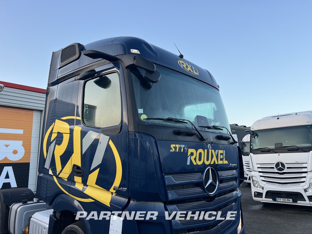 frontLeft : Mercedes Actros 1848 Cap tractor