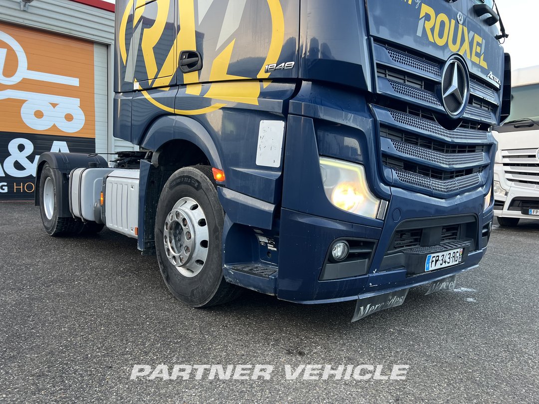 frontLeft : Mercedes Actros 1848 Cap tractor