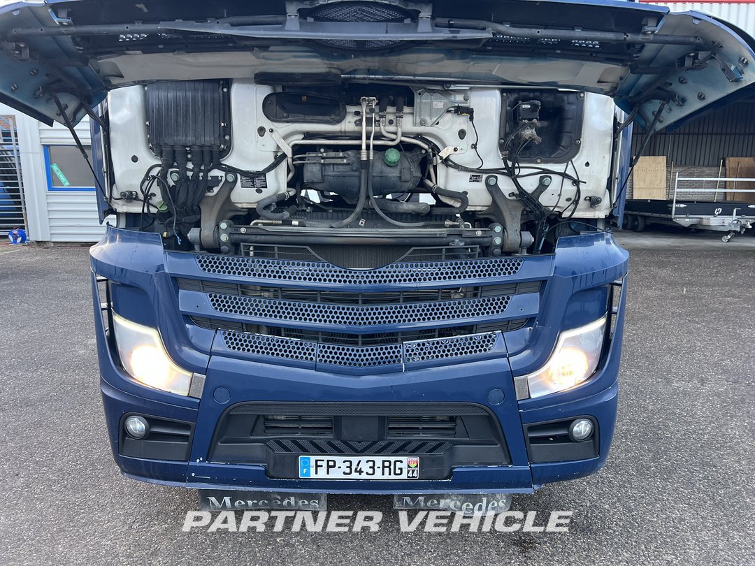 frontLeft : Mercedes Actros 1848 Cap tractor