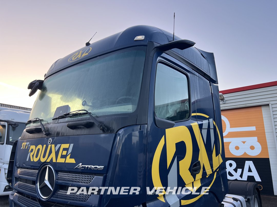 frontLeft : Mercedes Actros 1848 Cap tractor