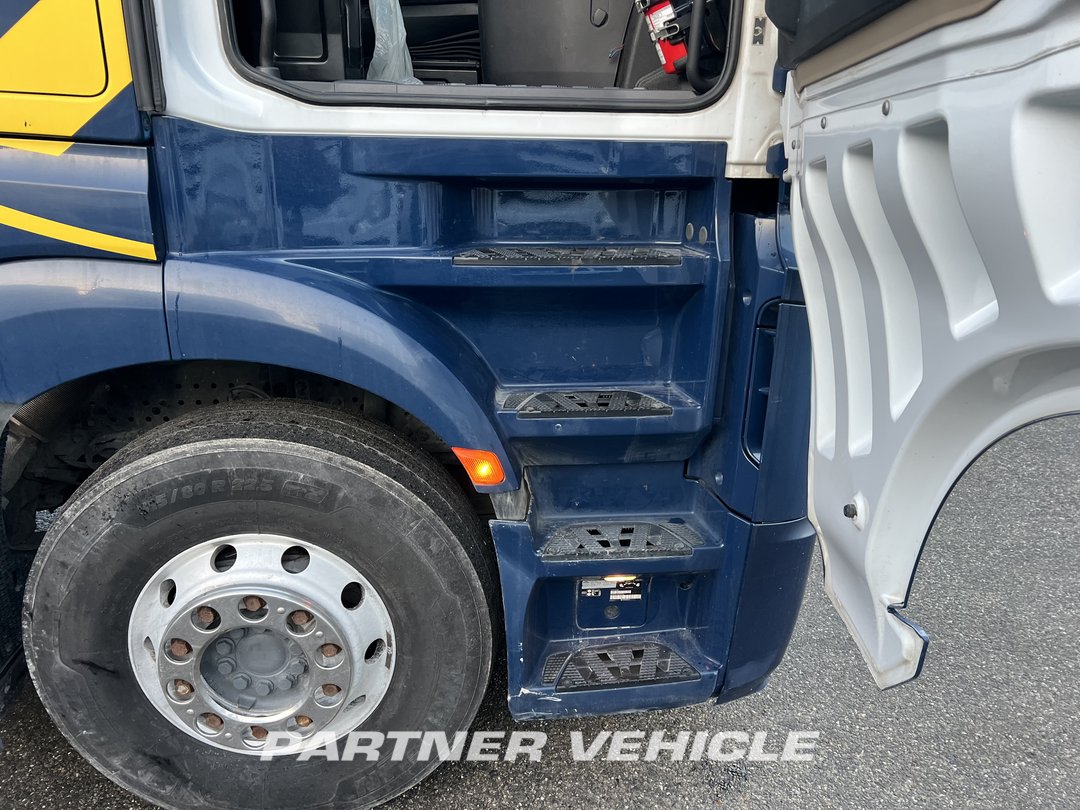 frontLeft : Mercedes Actros 1848 Cap tractor