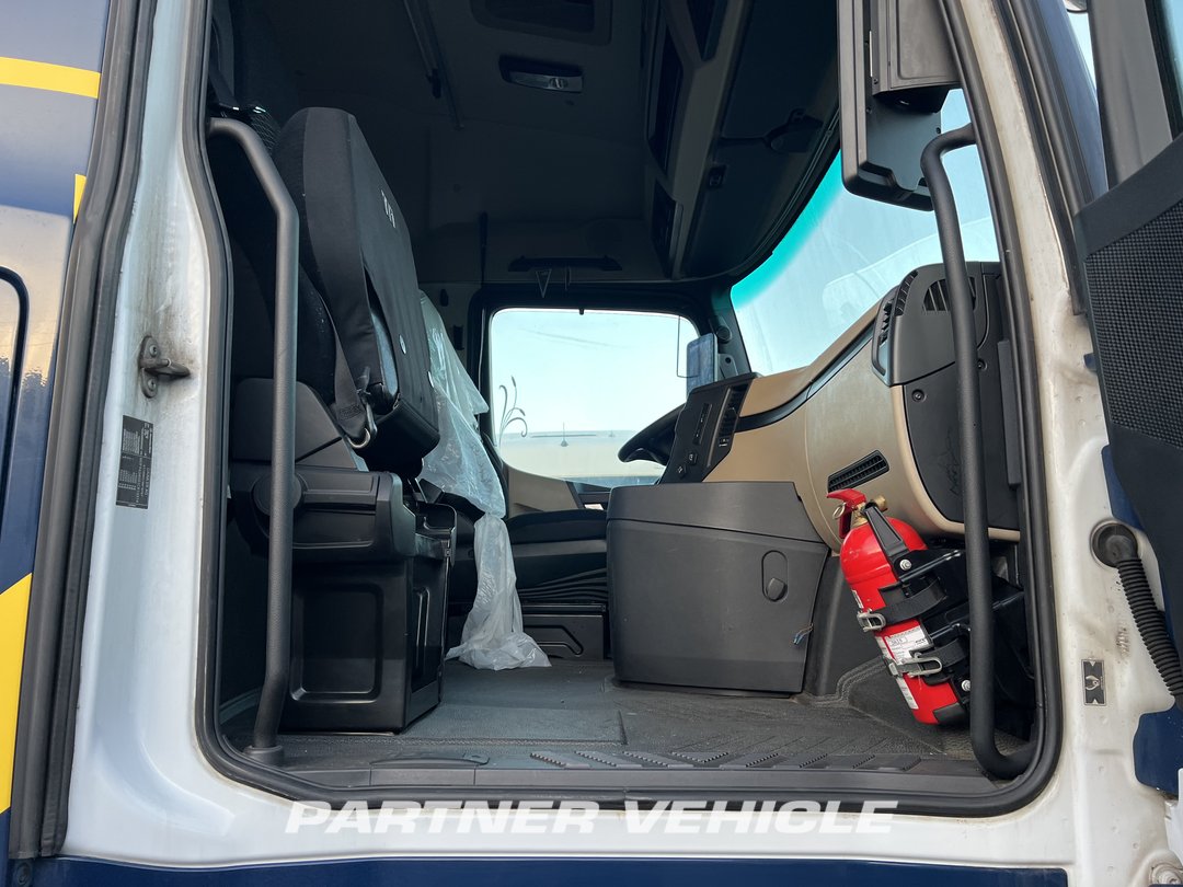 frontLeft : Mercedes Actros 1848 Cap tractor