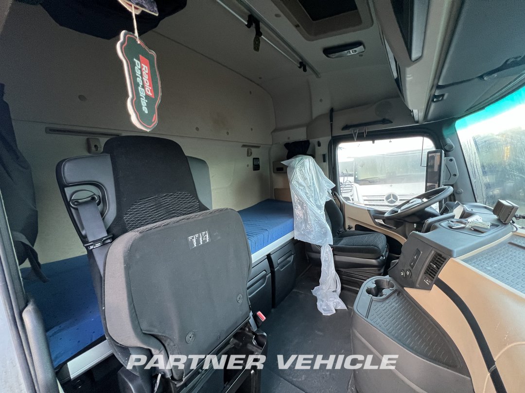 frontLeft : Mercedes Actros 1848 Cap tractor