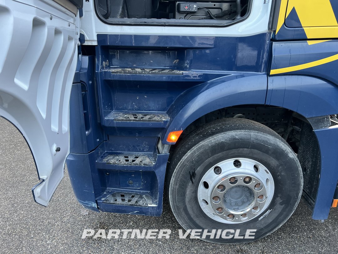 frontLeft : Mercedes Actros 1848 Cap tractor