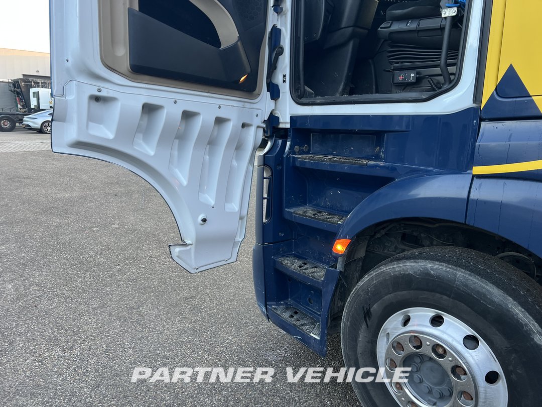 frontLeft : Mercedes Actros 1848 Cap tractor