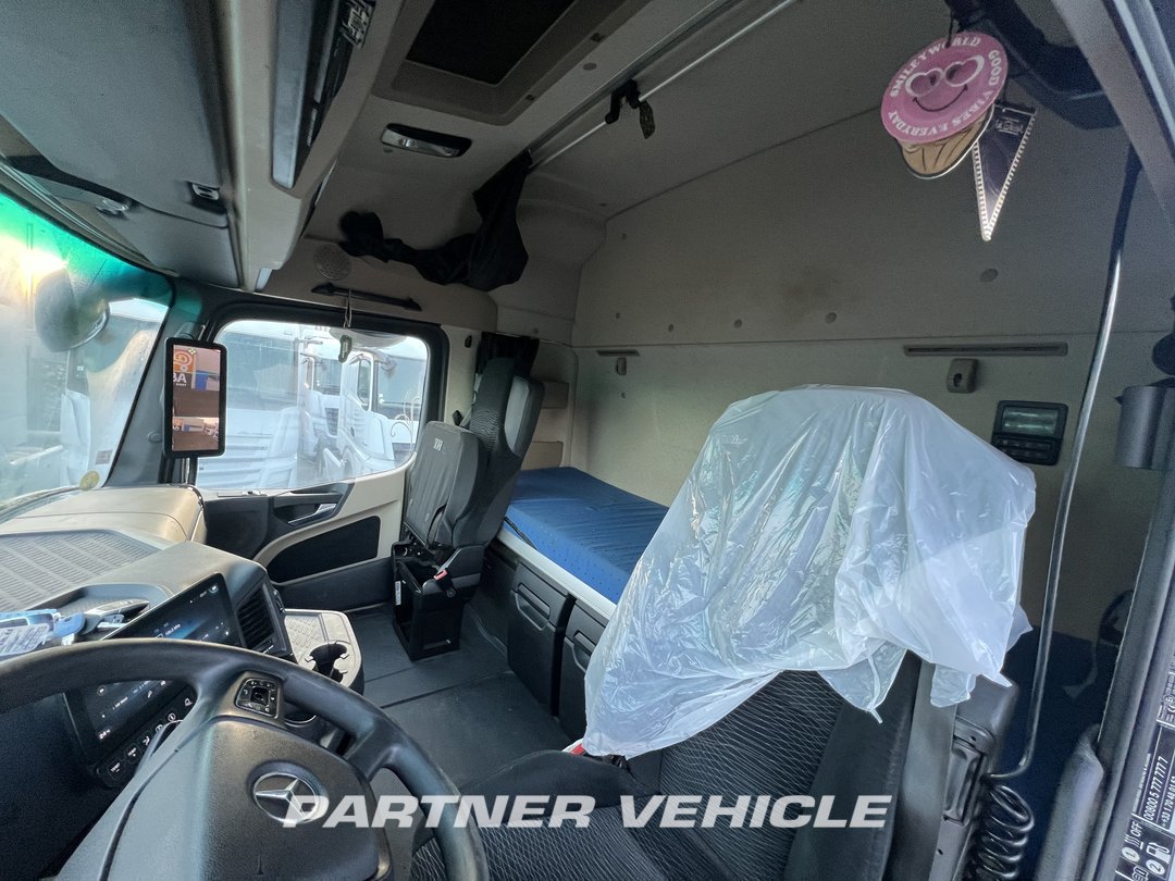 frontLeft : Mercedes Actros 1848 Cap tractor