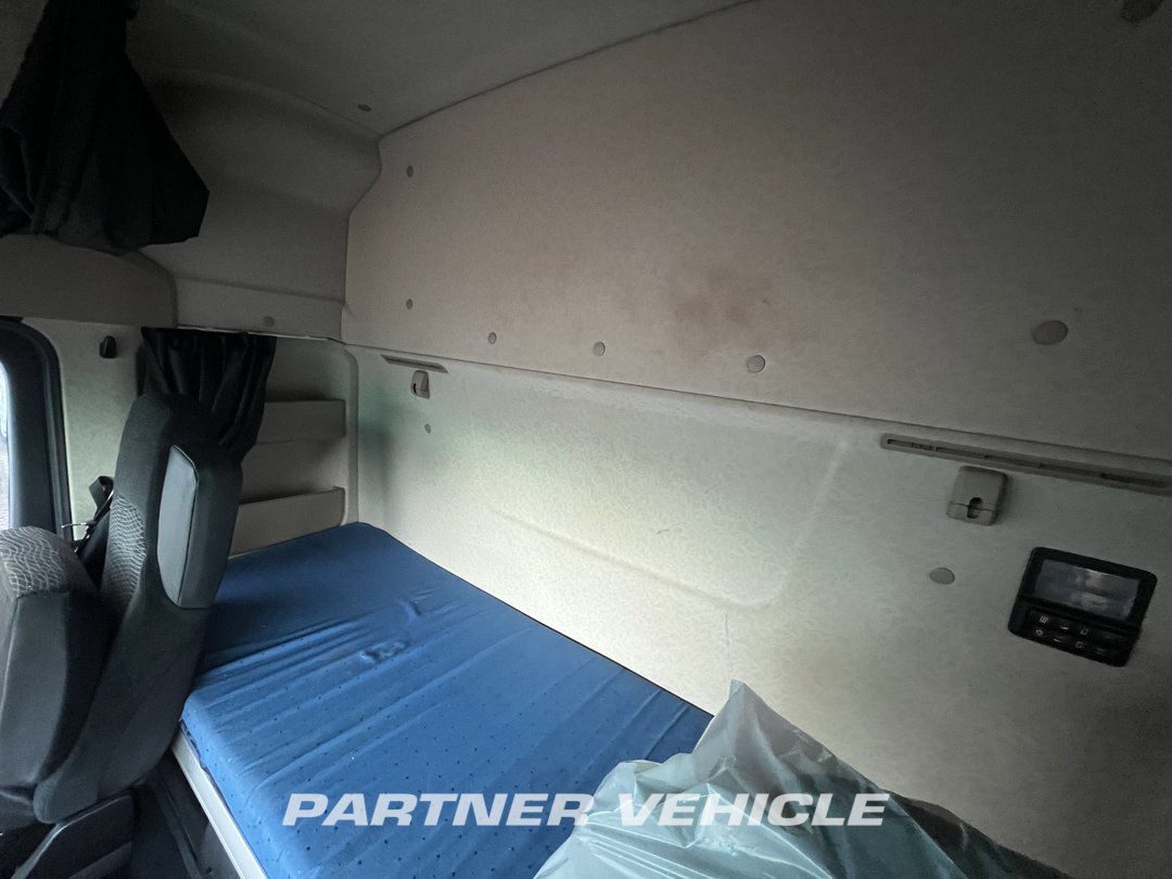 frontLeft : Mercedes Actros 1848 Cap tractor