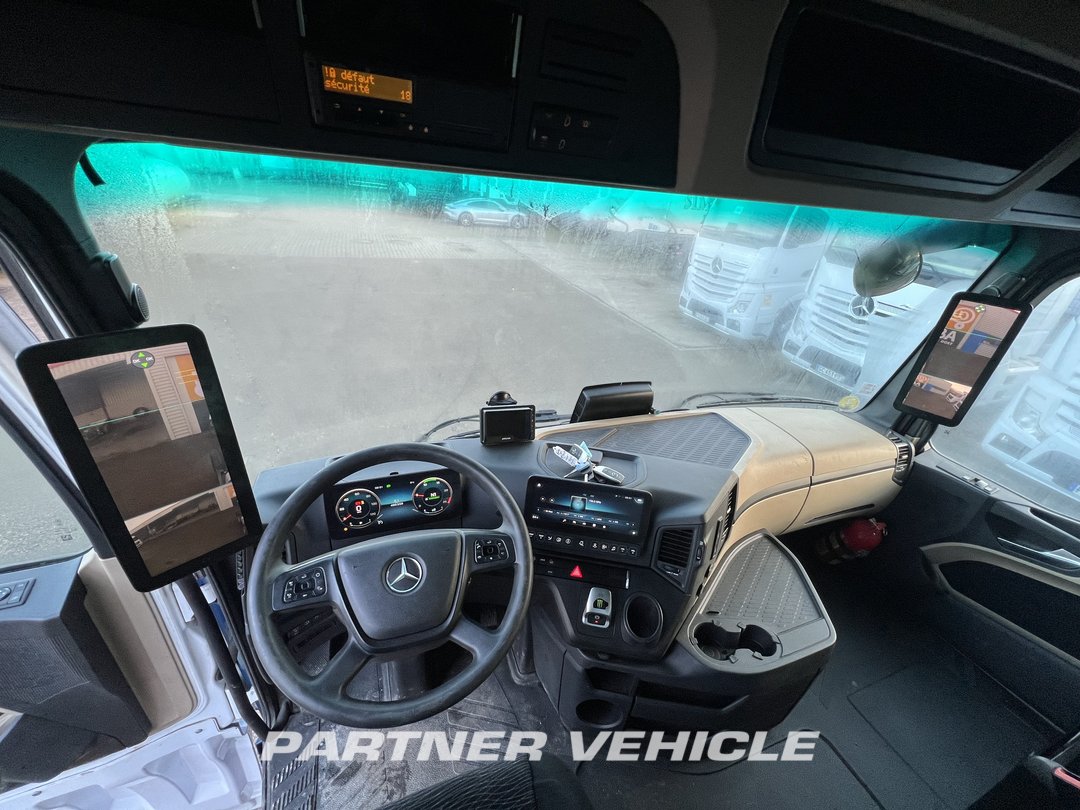 frontLeft : Mercedes Actros 1848 Cap tractor