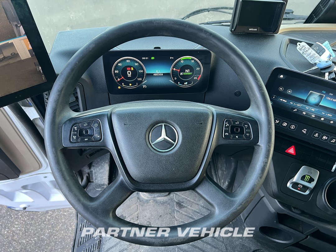 frontLeft : Mercedes Actros 1848 Cap tractor