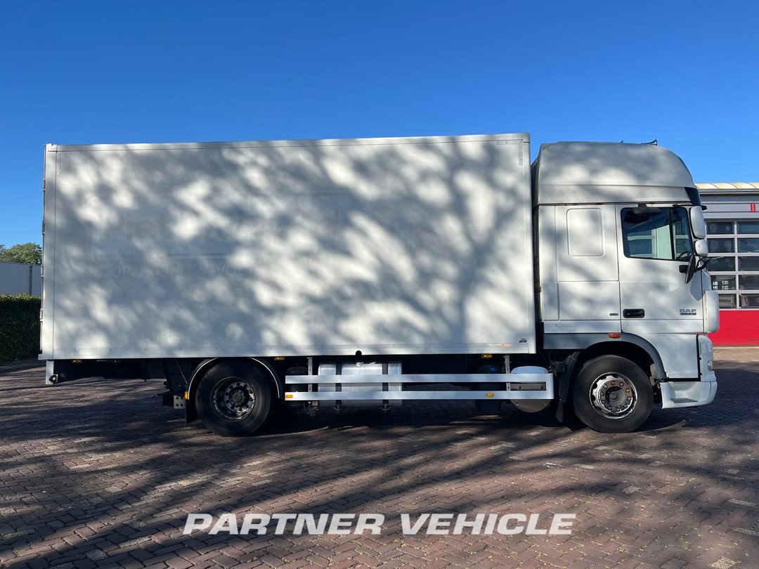 frontLeft : DAF XF105.410 Carroçarias furgão