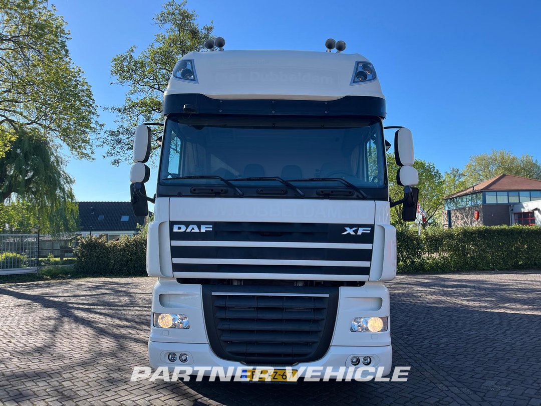 frontLeft : DAF XF105.410 Carroçarias furgão