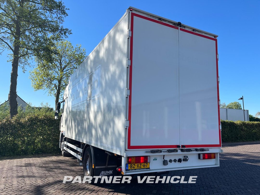 frontLeft : DAF XF105.410 Carroçarias furgão
