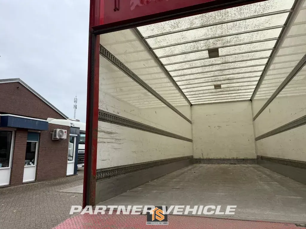 frontLeft : DAF LF 230 Karosser för sluten lastbil