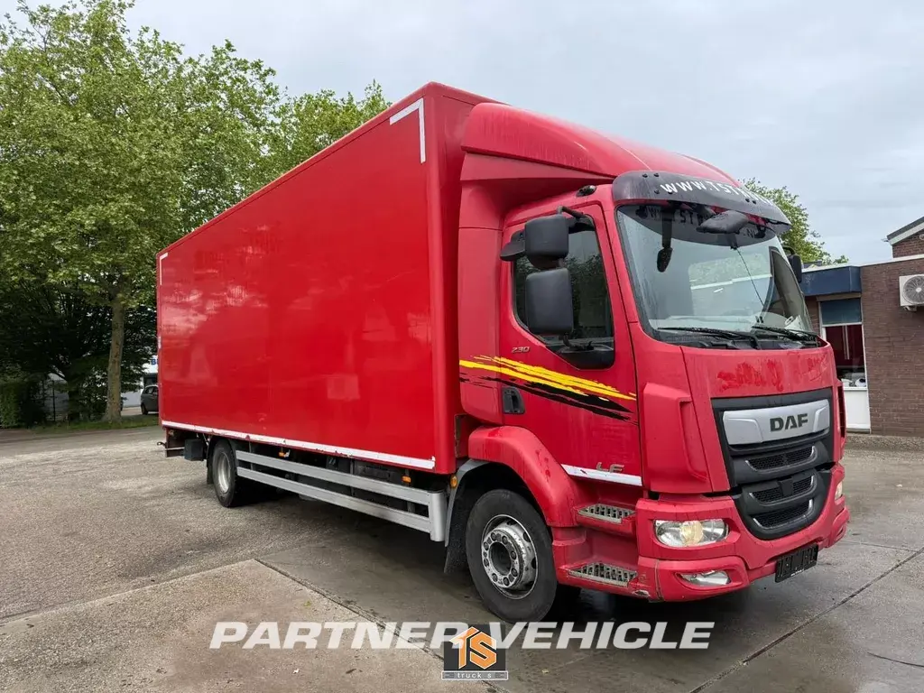 frontLeft : DAF LF 230 Karosser för sluten lastbil