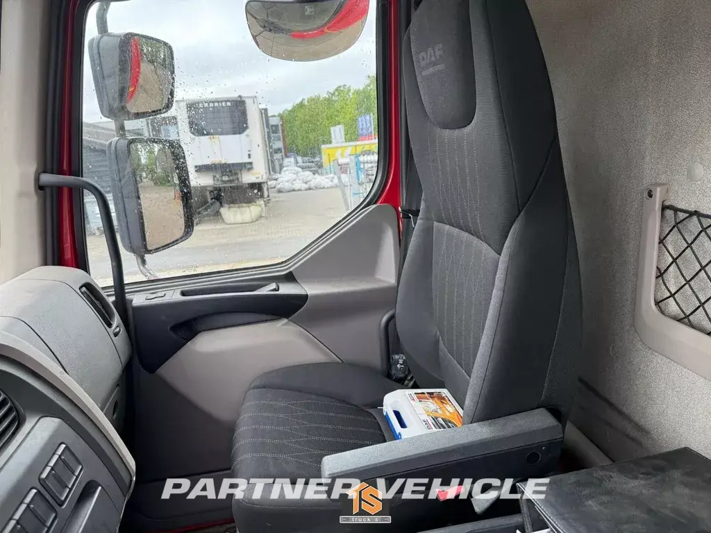 frontLeft : DAF LF 230 Karosser för sluten lastbil