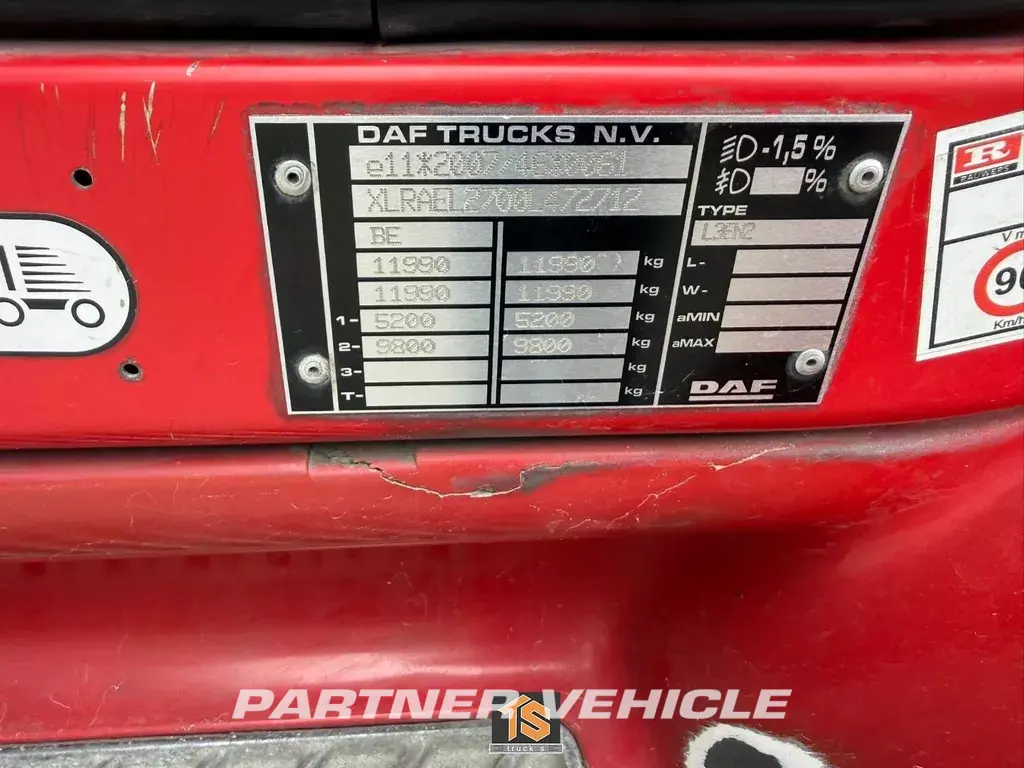 frontLeft : DAF LF 230 Karosser för sluten lastbil