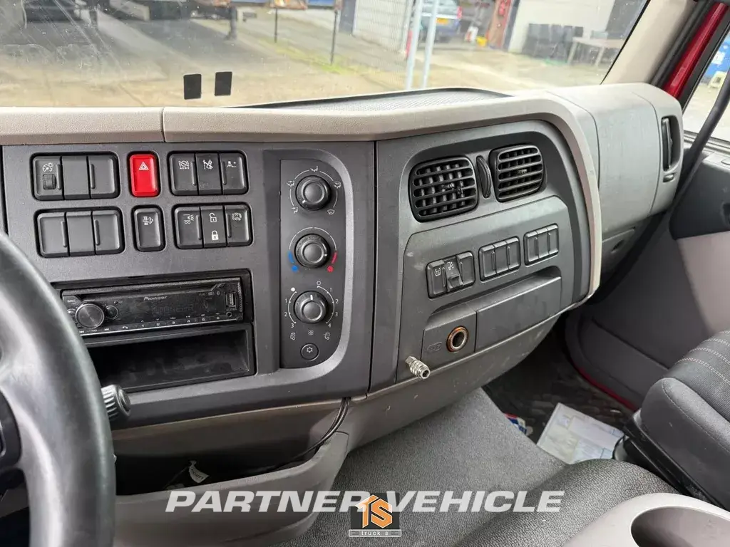 frontLeft : DAF LF 230 Karosser för sluten lastbil