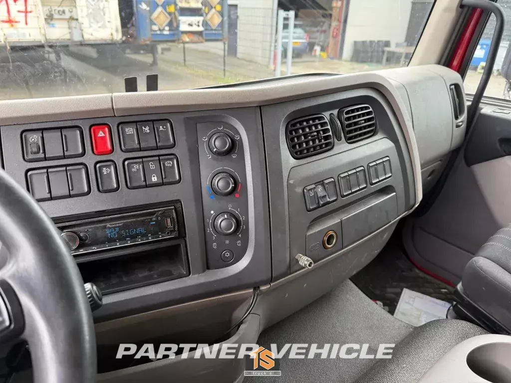 frontLeft : DAF LF 230 Karosser för sluten lastbil
