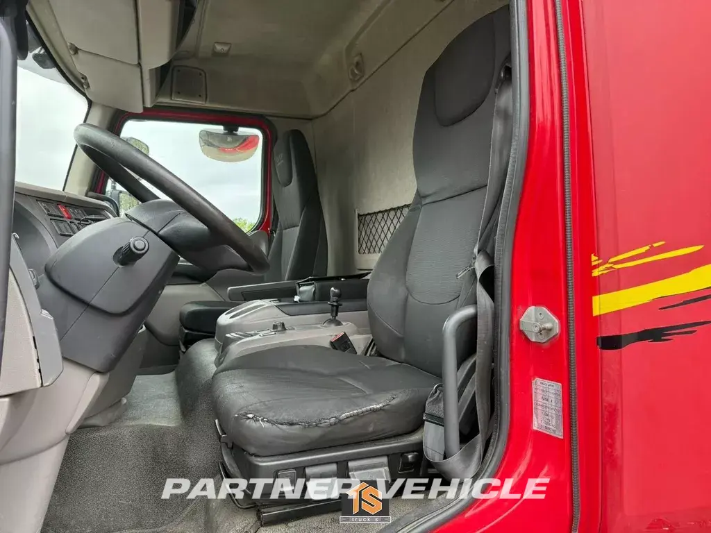 frontLeft : DAF LF 230 Karosser för sluten lastbil