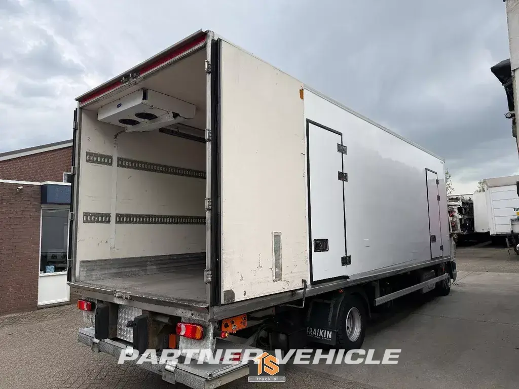 frontLeft : DAF LF 220 Camion frigorific
