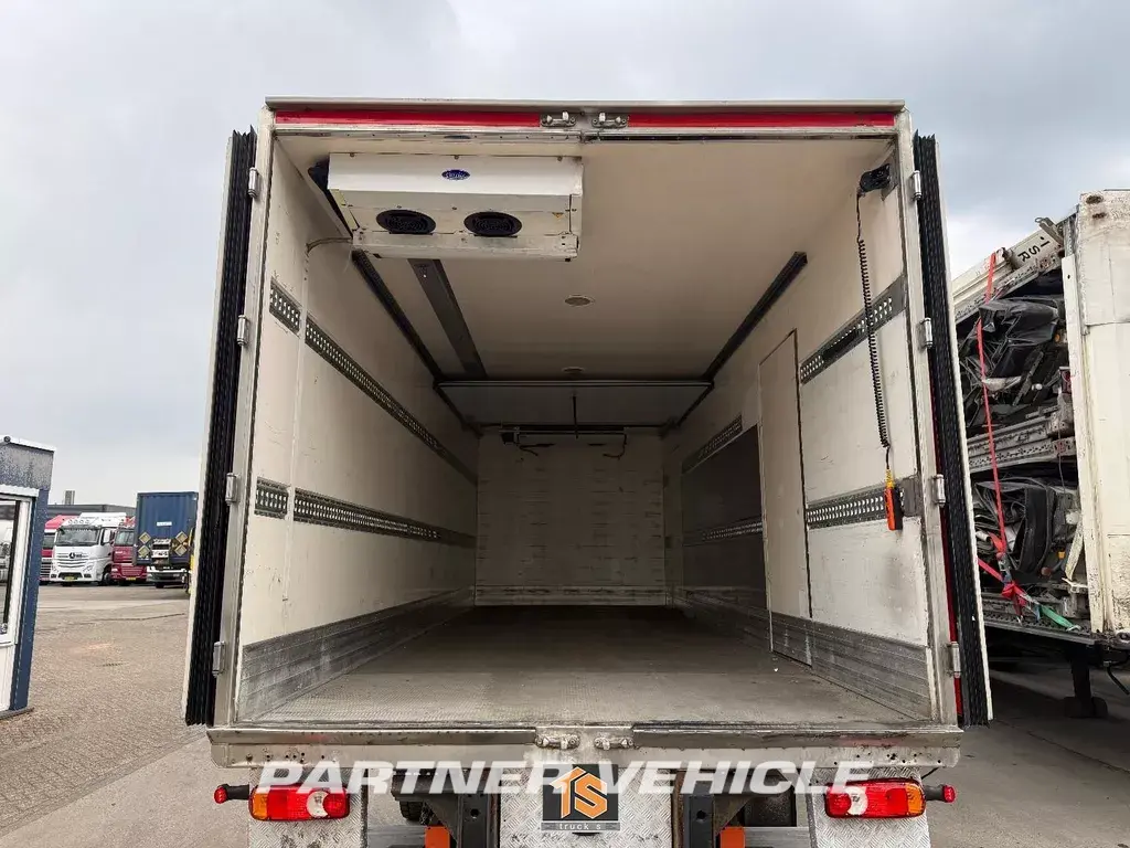 frontLeft : DAF LF 220 Camion frigorific