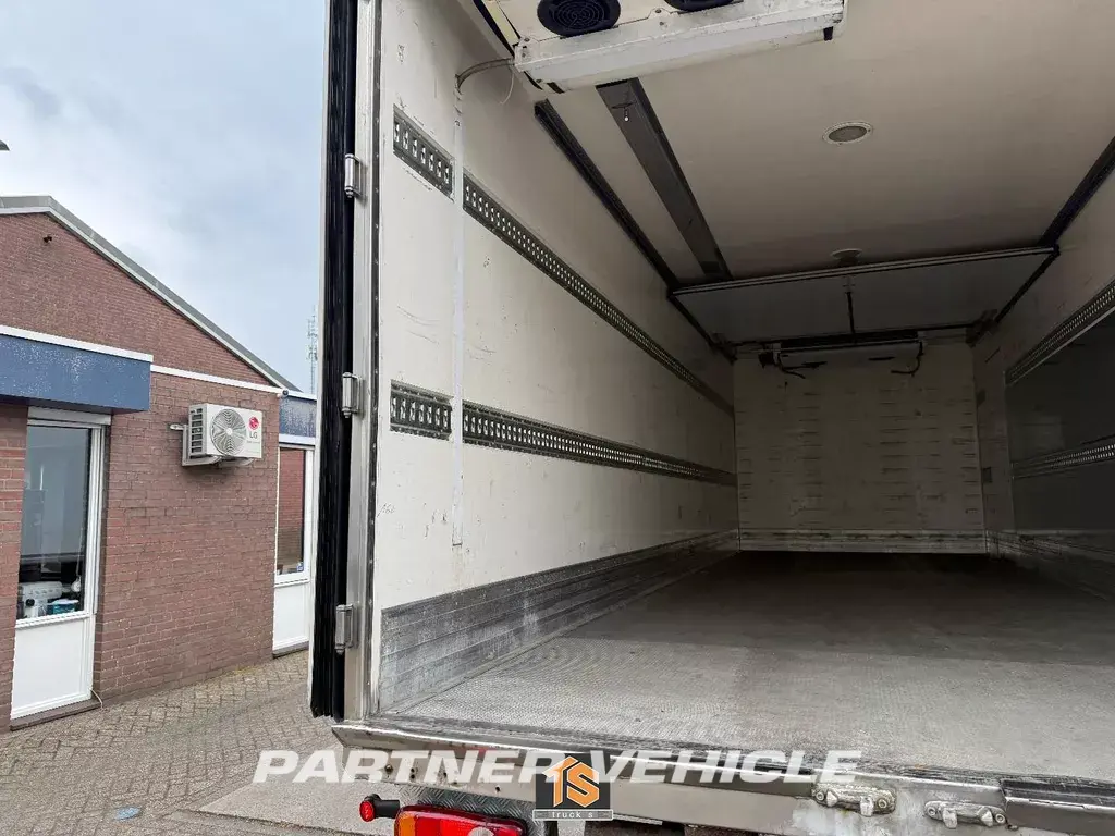 frontLeft : DAF LF 220 Camion frigorific