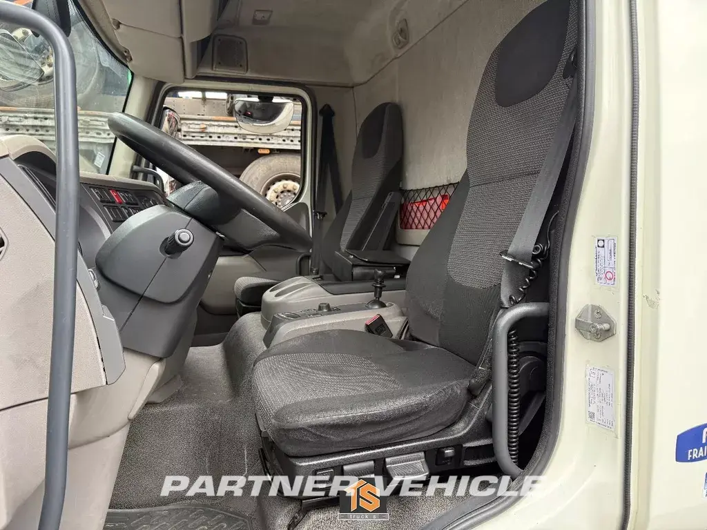 frontLeft : DAF LF 220 Camion frigorific