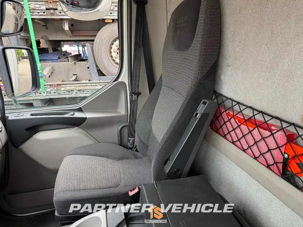 frontLeft : DAF LF 220 Camion frigorific